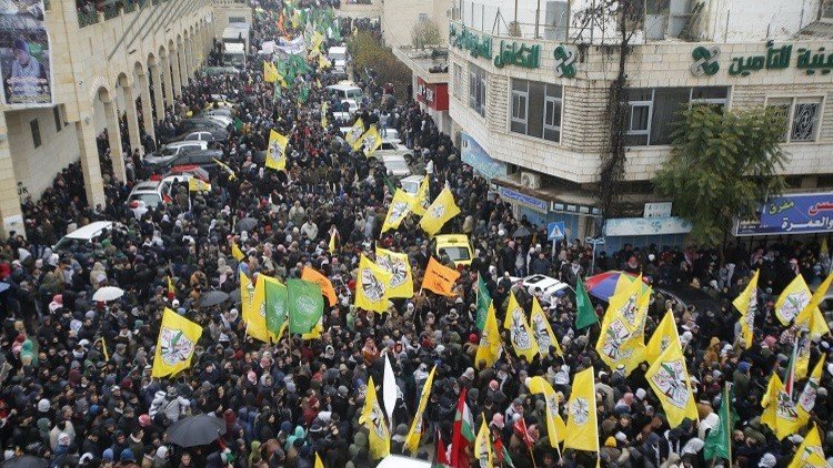 الآلاف يشيعون جثامين 14 فلسطينيا في الخليل