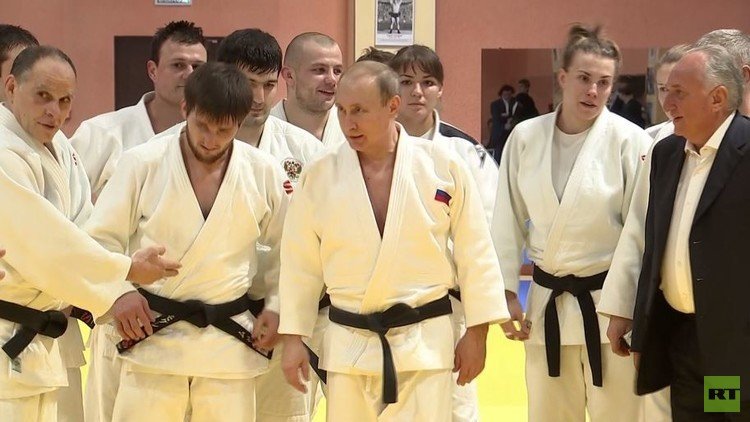 بالفيديو.. بوتين ينازل مدرب الفريق الروسي للجودو
