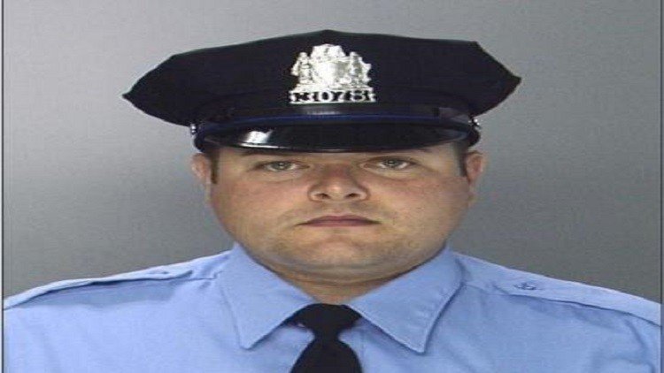 أمريكا.. إطلاق 11 رصاصة على ضابط شرطة في  فيلادلفيا 