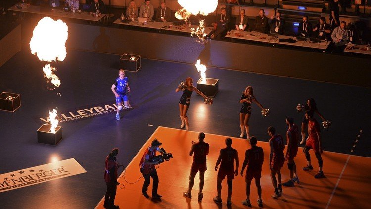  رجال "الطائرة الفرنسية" يرقصون على إيقاع الموسيقى الروسية (فيديو)