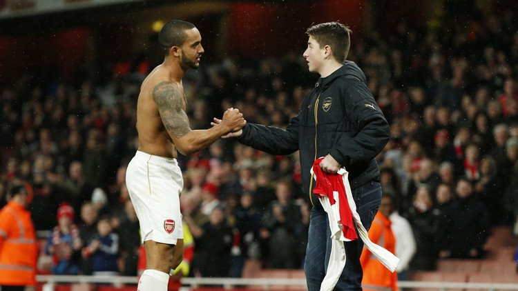 فيديو .. نجم "مدفعجي" يحتفل بطريقة غريبة مع مشجع بفوز أرسنال