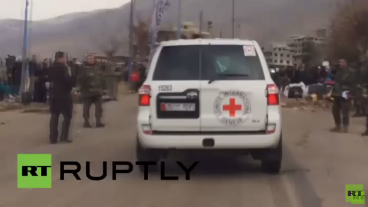 بالفيديو .. دخول شاحنات المساعدات إلى مضايا السورية