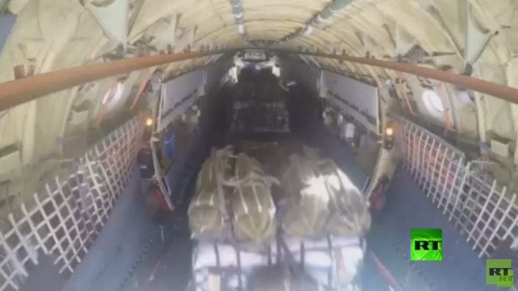 بالفيديو : طائرات روسية تلقي مساعدات إنسانية في دير الزور