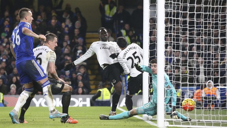 فيديو .. تشيلسي يفلت من الهزيمة أمام إيفرتون في مباراة مجنونة 