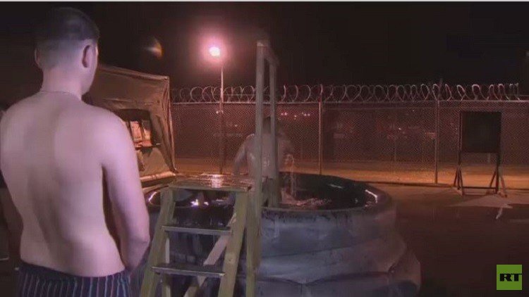 جنود روس يحتفلون بعيد "الغطاس" داخل قاعدة حميميم في اللاذقية (فيديو)