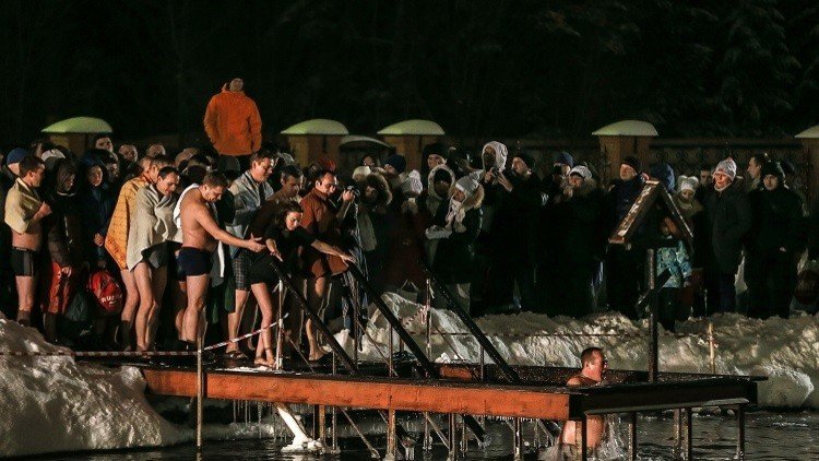 احتفالات المسيحيين بعيد الغطاس في روسيا (فيديو)