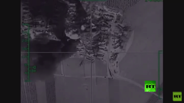 طائرة روسية تدمر مخازن نفط تابعة لـ"داعش" في دير الزور (فيديو)