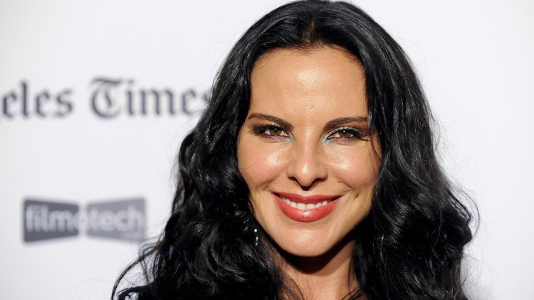 لقاء ممثلة مع بارون المخدرات إل تشابو يضعها في قفص الاتهام