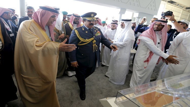 ملك البحرين يبدي اهتمامه بمروحيات روسية