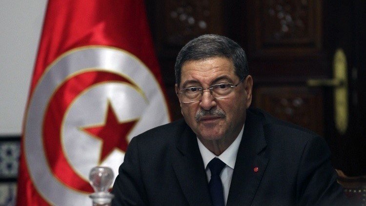 رئيس الحكومة التونسية يقرر اختصار زيارته إلى الخارج بسبب الاحتجاجات في البلاد