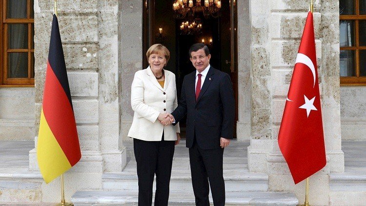 ميركل تساعد اللاجئين بثلاثة مليارات يورو وأوغلو يعتبرها غير كافية 