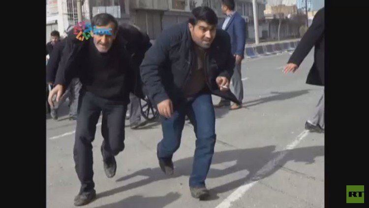 دبابة تركية تطلق النار على أكراد يحملون علما أبيض (فيديو)