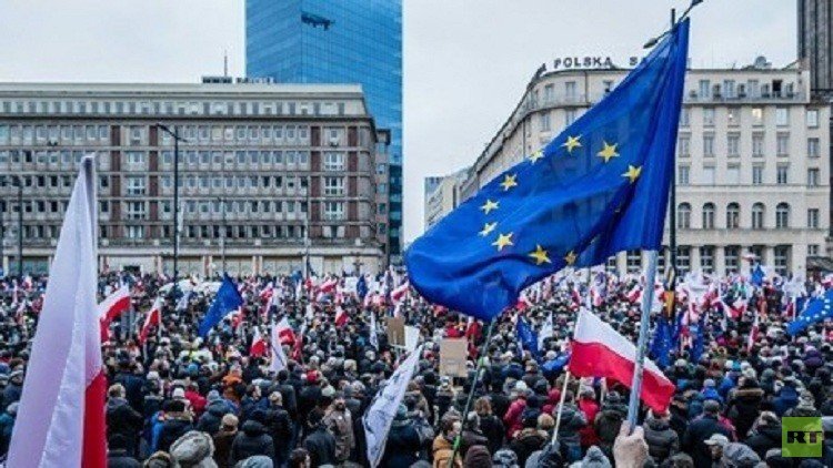 احتجاجات في بولندا على قانون يوسع سلطات الحكومة في المراقبة (فيديو)