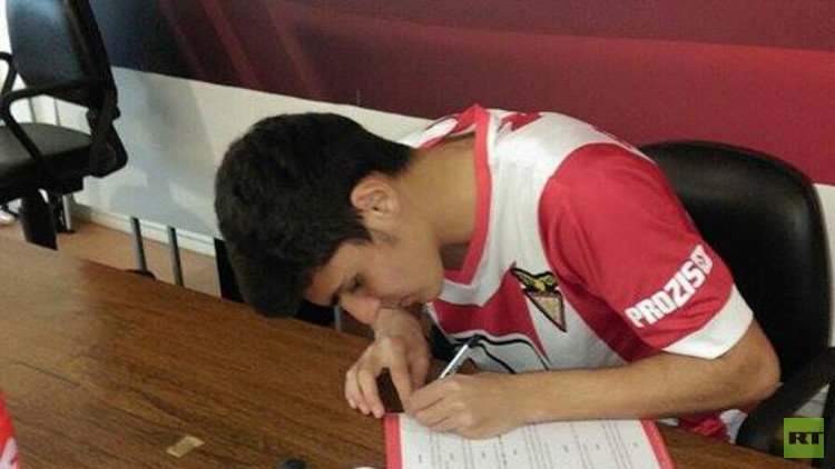 لاعب سوري شاب يوقع عقداً مع أحد الأندية البرتغالية