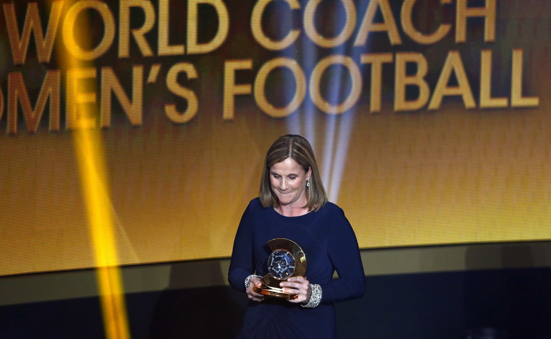 جائزة أفضل مدرب للسيدات في العالم لعام 2015، ذهبت إلى الأمريكية جيل اليس التي قادت منتخب بلادها إلى الفوز بكأس العالم 2015 في كندا