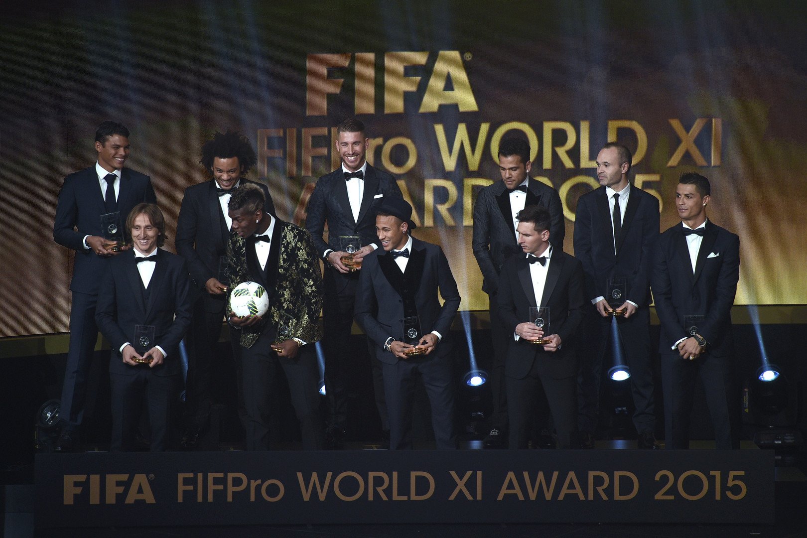 التشكيلة المثالية للفريق الذهبي لعام 2015: مانويل نوير، تياغو سيلفا، مارسيلو، سيرخيو راموس، داني ألفيس، أندريس إنييستا، لوكا مودريتش، بول بوغبا، نيمار، ليونيل ميسي، كريستيانو رونالدو 