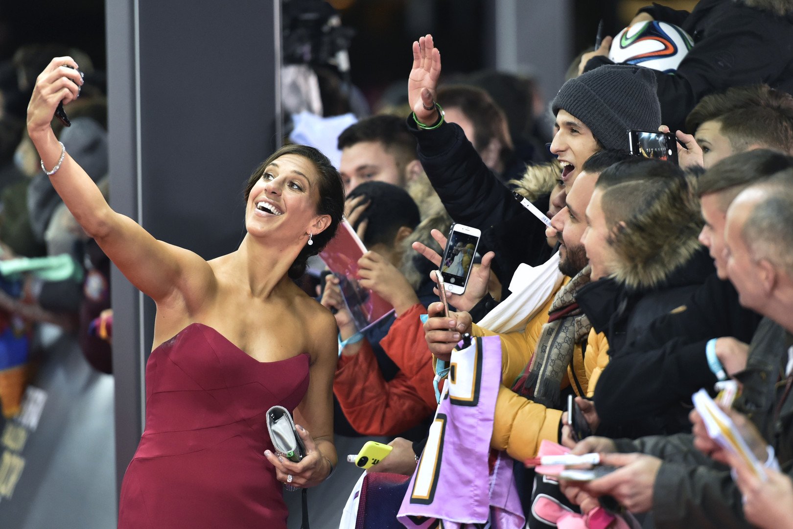 الأمريكية كارلي لويد تلتقط صور سيلفي مع الجماهير