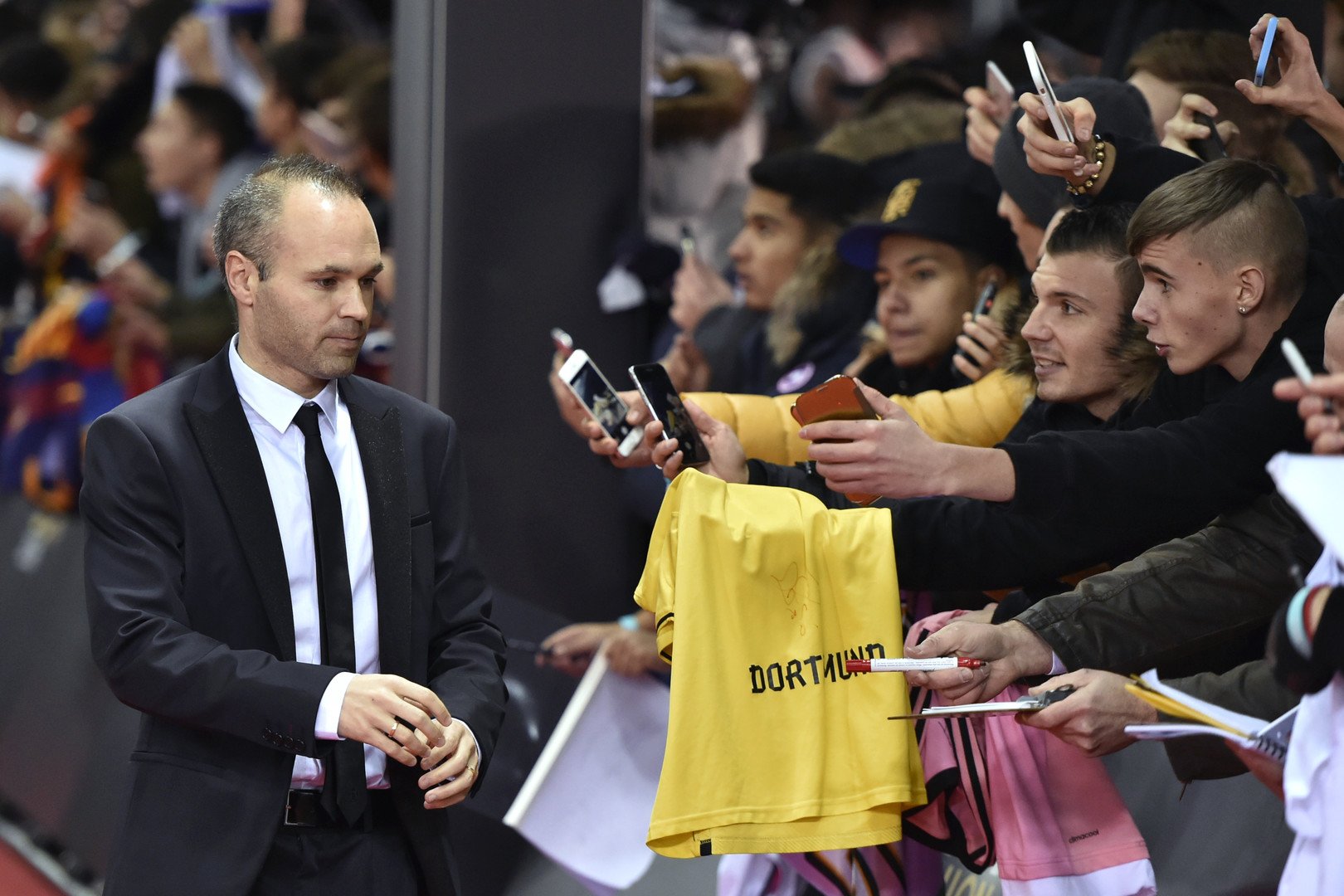 اندريس إنييستا مع الجماهير