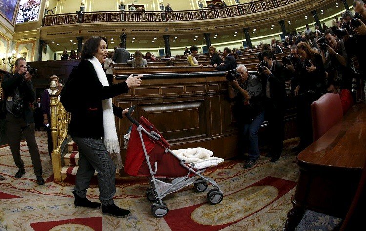نائب إسبانية تصطحب طفلها الرضيع إلى جلسة البرلمان