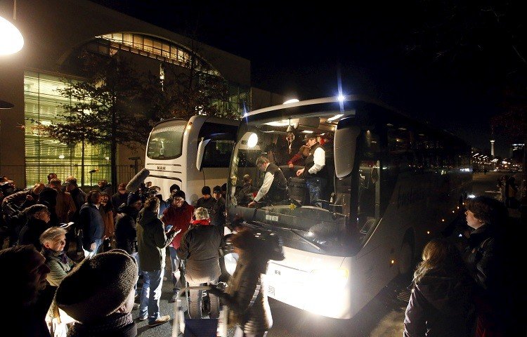 رئيس حي ألماني غاضب يرسل حافلة لاجئين إلى مقر ميركل (صور وفيديو)