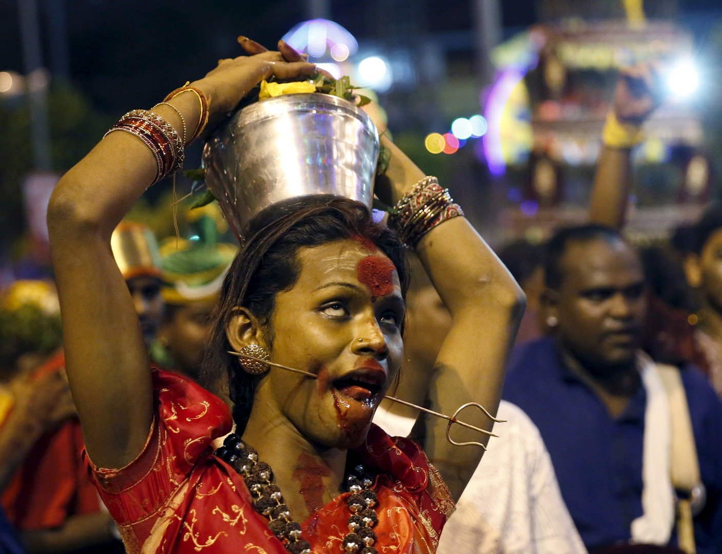 نصيرة هندوسية متحمسة تمشي في حالة غيبوبة في أثناء فعاليات مهرجان ثايبوسام