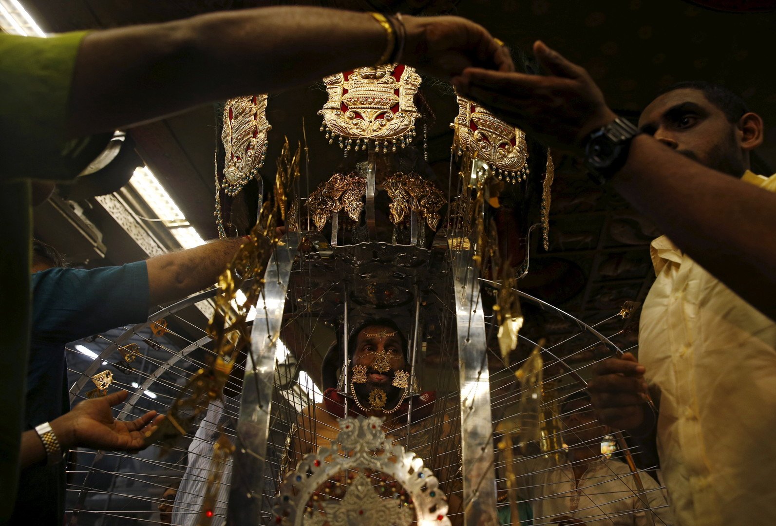 نصير هندوسي ينتظر انتهاء ترتيب زيه التقليدي في أثناء فعاليات المهرجان في سنغافورة