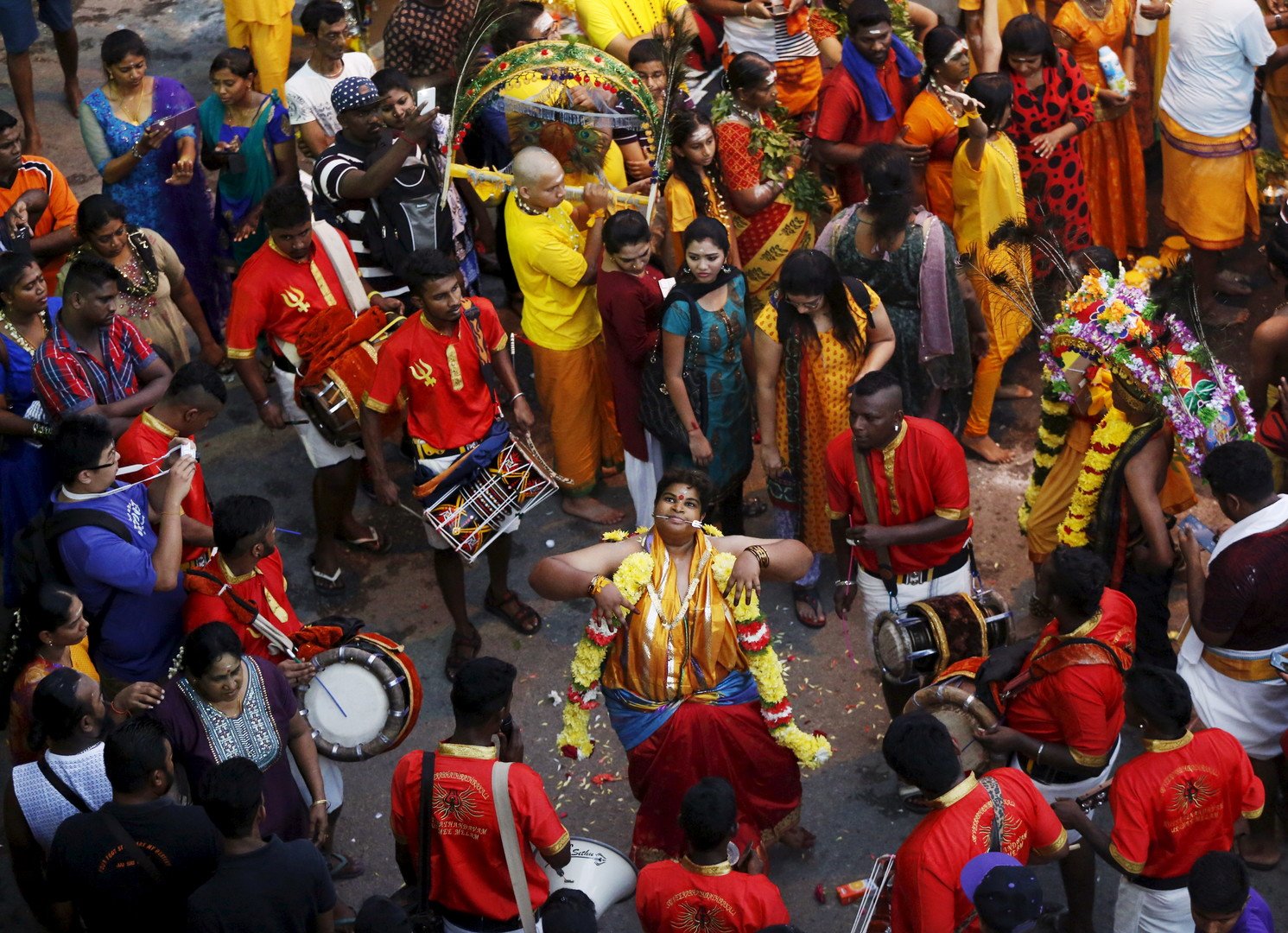 نصير هندوسي يرقص في حالة غيبوبة في أثناء مهرجان ثايبوسام في ماليزيا