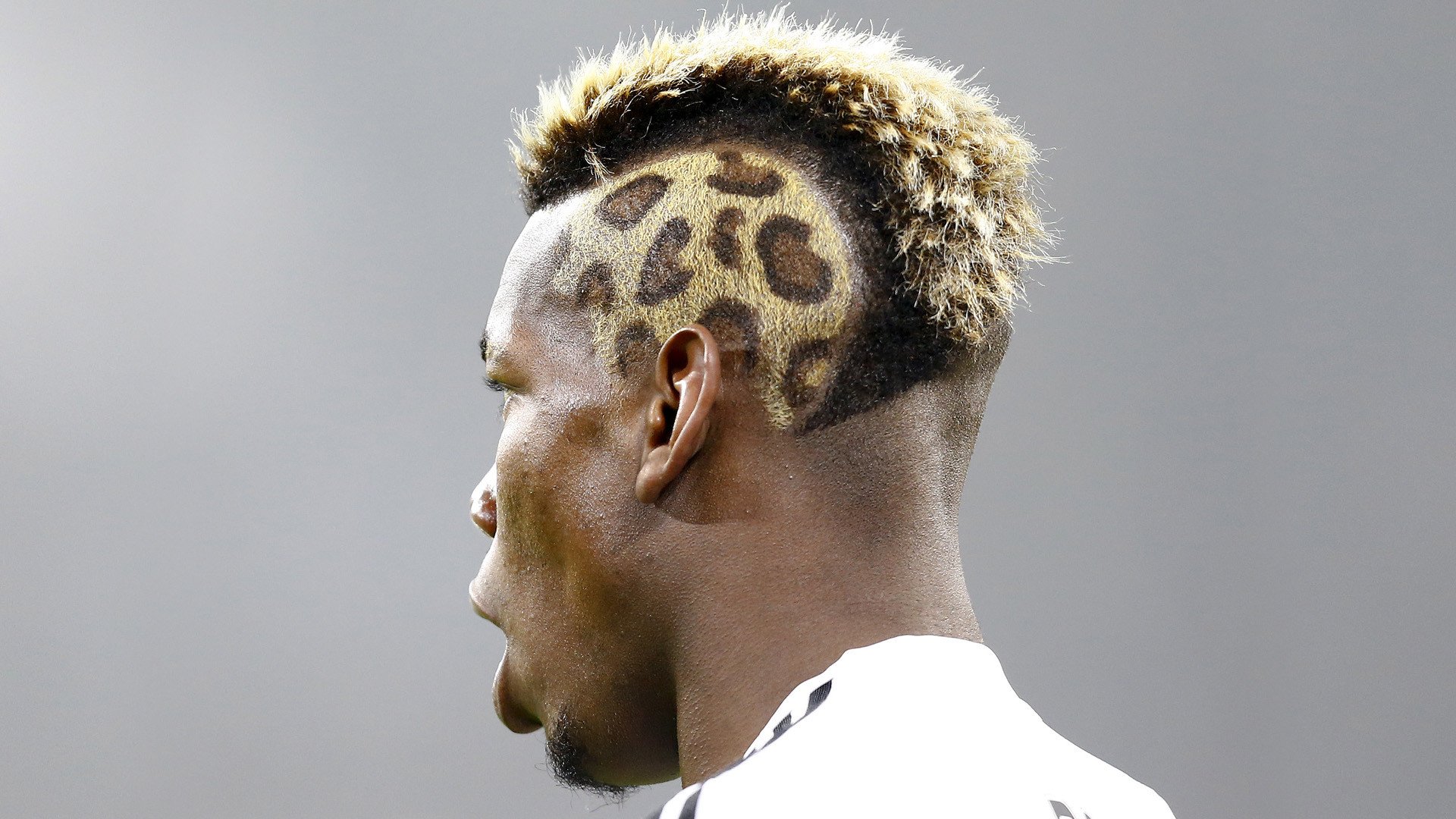 باول بوغبا من فريق يوفنتوس في ملعب لكرة القدم