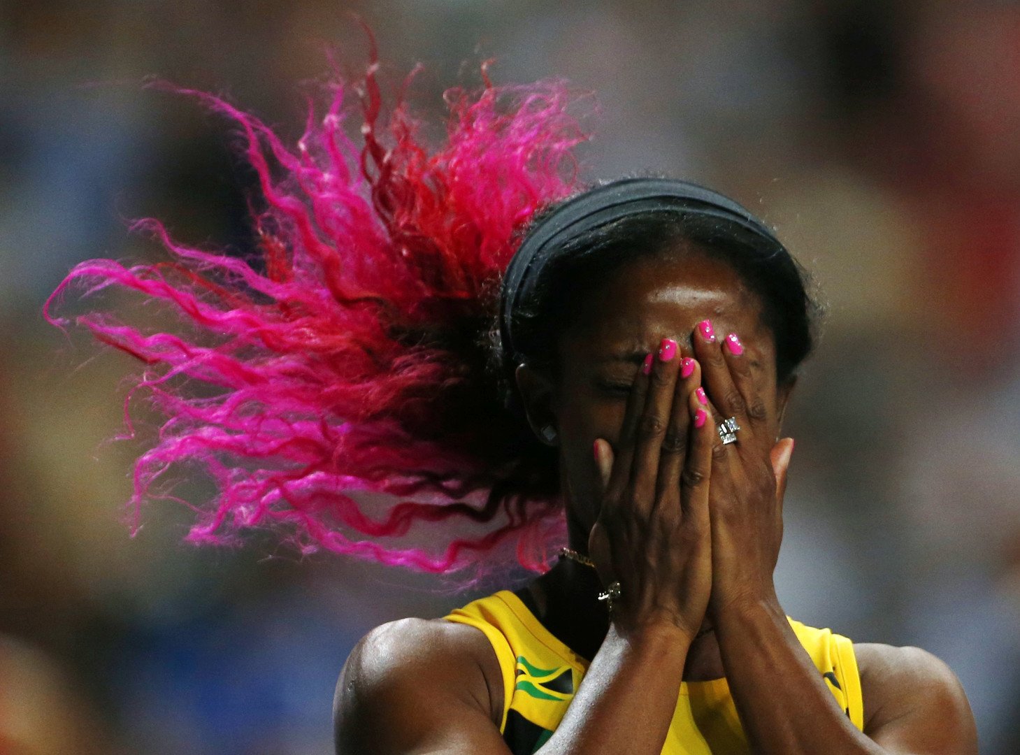 العداءة من جامايكا شيلي آن برايس بعد فوزها في نهائي الجري لـ100 متر