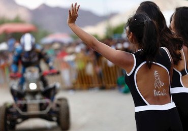 امرأة رسمت شارة سباق دكار على ظهرها ترحب بأحد السائقين في المرحلة السابعة من السباق