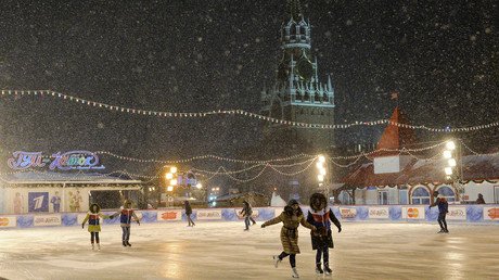 سكان موسكو يتزحلقون على الجليد في الساحة الحمراء في أثناء تساقط الثلج 