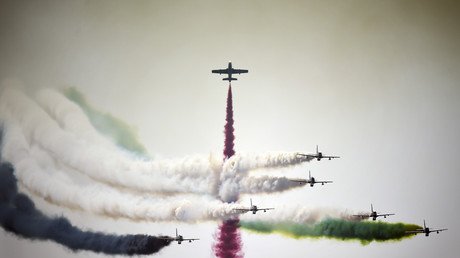 فريق الفرسان الإماراتي يقدم عرضه الجوي في أثناء افتتاح معرض البحرين للطيران