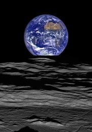 صورة للأرض ملتقطة من مركبة فضائية تسير في مدار لها حول القمر