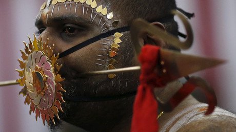 نصير هندوسي متحمس ينتظر انطلاق المسيرة ورمح ثلاثي الشعب مخرم في خديه