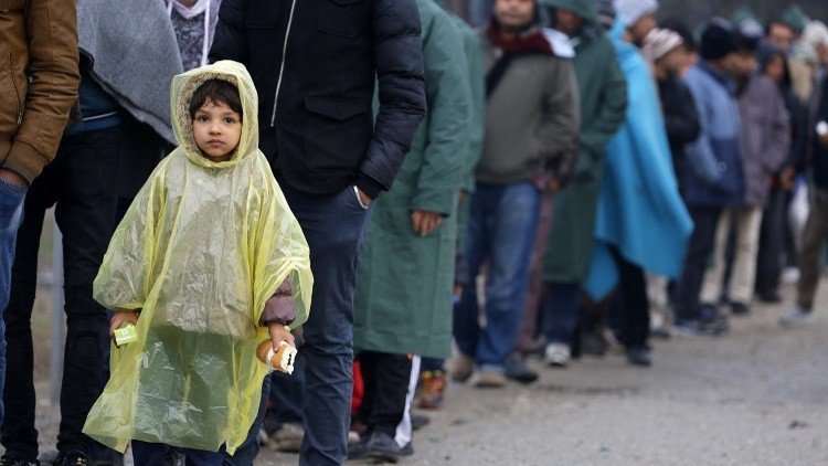 الداخلية الألمانية: لن نستخدم السلاح ضد اللاجئين