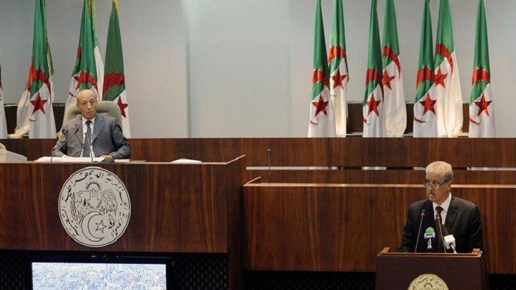 البرلمان الجزائري يصادق بالأغلبية على تعديل الدستور الجديد 