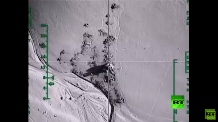 غارة روسية تستهدف مستودعات نفط تابعة لداعش في ريف حلب (فيديو)