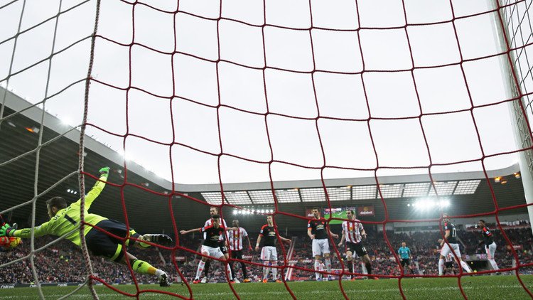 فريق "الشياطين الحمر" يسقط أمام "القطط السوداء" .. (فيديو)