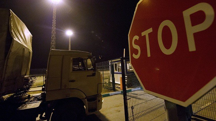 أوكرانيا تحظر دخول الشاحنات الروسية إلى أراضيها (فيديو)