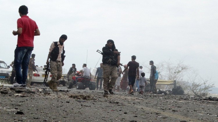 اليمن.. مقتل 14 مجندا بتفجير داخل معسكر قرب عدن تبناه داعش (فيديو)