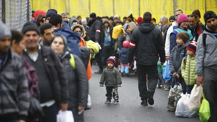 وزيرة داخلية النمسا: نوشك على الانهيار بسبب أزمة اللاجئين
