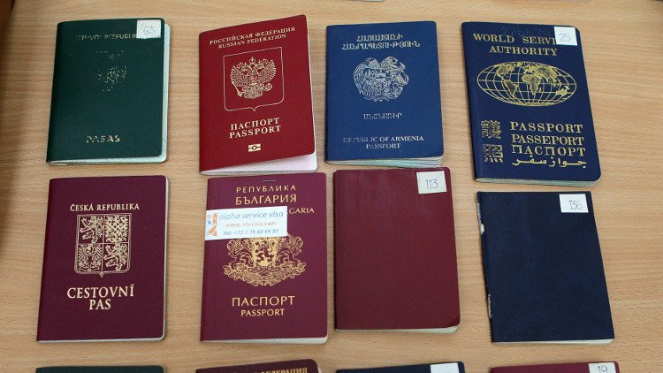 اعتقال 14 شخصا في موسكو يزورون جوازات السفر لعناصر داعش (فيديو)