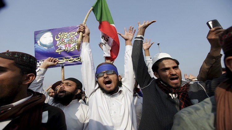 حشود ضخمة تشيع جنازة قدري قاتل حاكم إقليم بنجاب الباكستاني (فيديو)