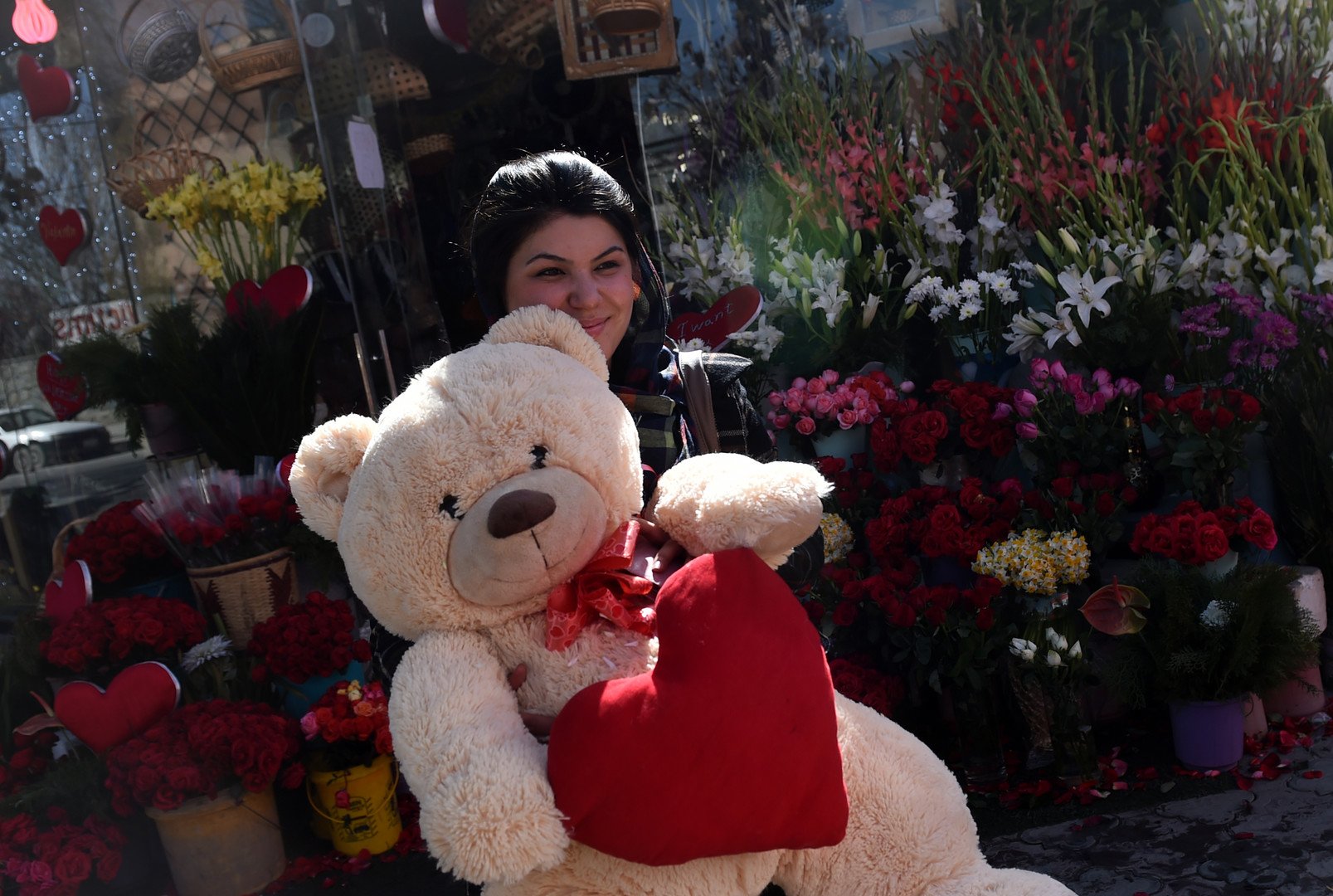 الآنسة الأفغانية راحت فخري تحتفل بعيد الحب حاملة هدية لخطيبها، في مدينة كابول، 14 فبراير/شباط 2015  