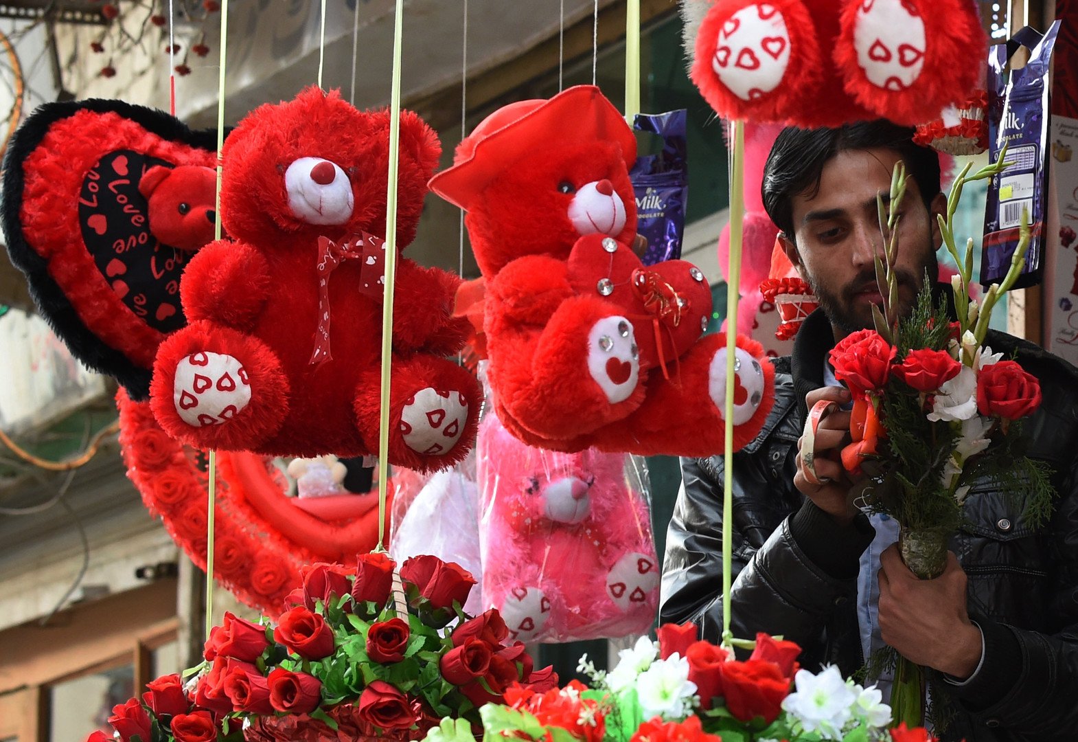 بائع باكستاني يجهز باقة من الورد لبيعها في عيد الحب، 13 فبراير/شباط 2015