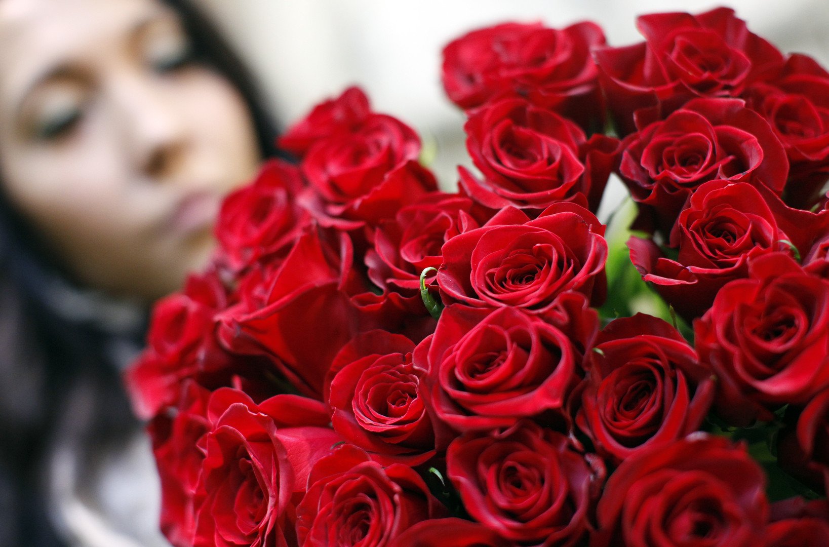 بائعة في محل ورود تحضر الأزهار استعدادا لبيعها في عيد الحب، فيينا، النمسا، 14 فبراير/شباط 2013 