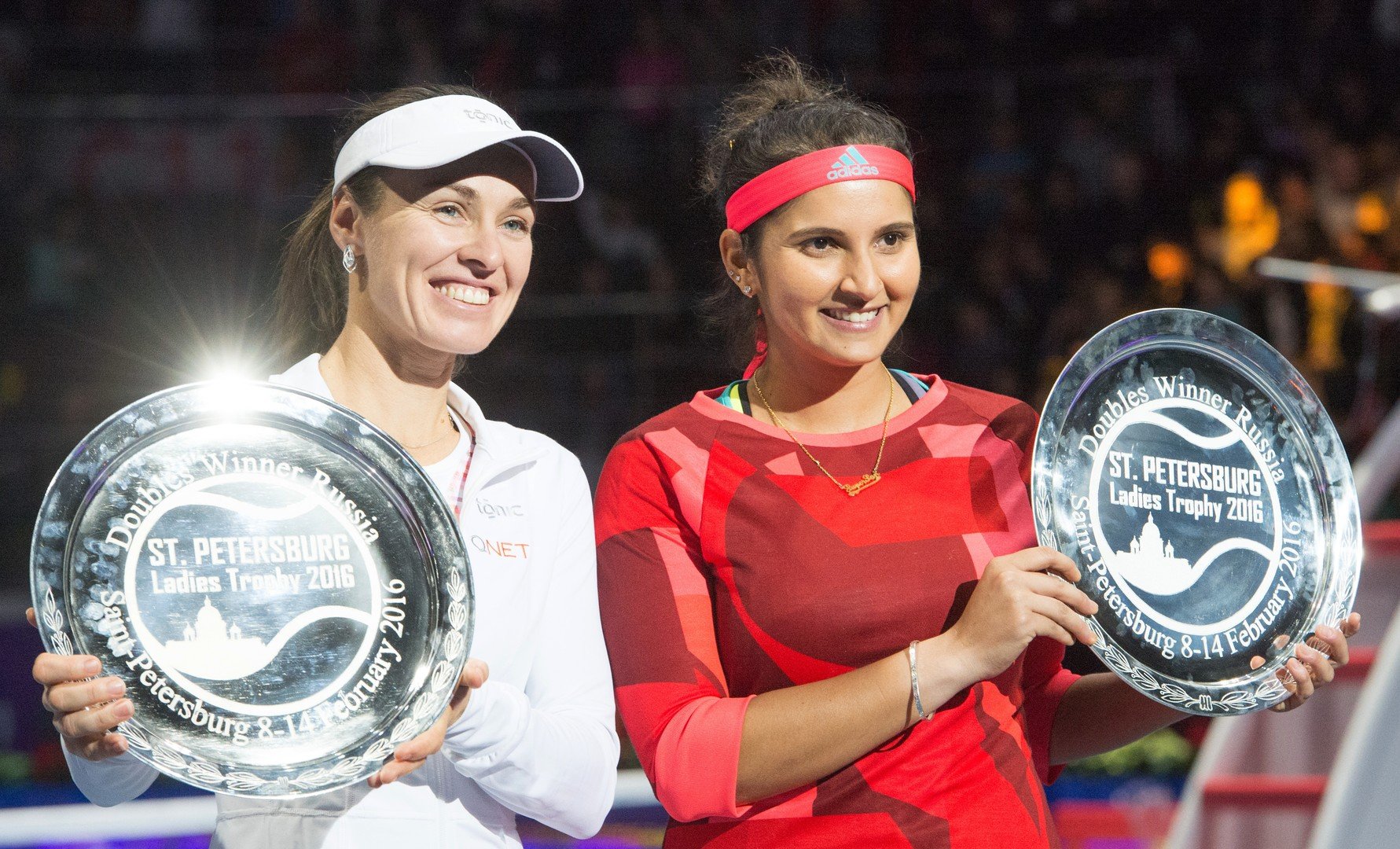 السويسرية مارتينا هينغيس والهندية سانيا ميزا 