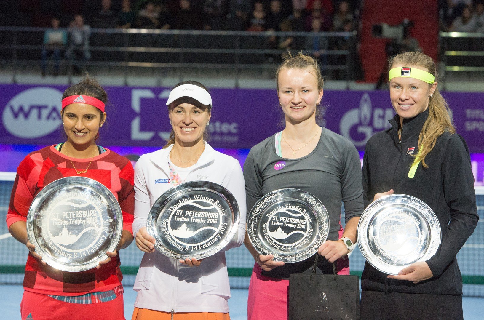 من اليمين الروسية فيرا دوشيفينا والتشيكية باربورا كريتشيكوفا ومارتينا هينغيس وسانيا ميزا 