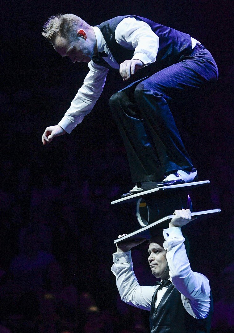 عروض بهلوانية ضمن برنامج السيرك الجديد