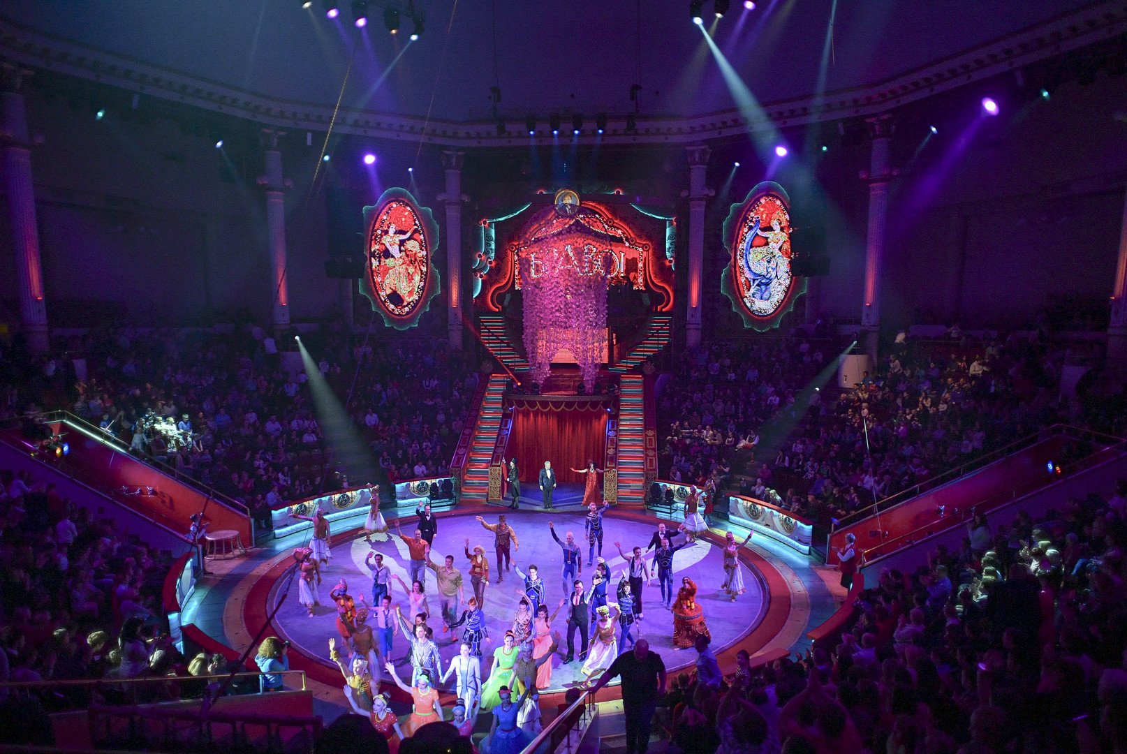 فنانو السيرك يحيون الجمهور بعد انتهاء العروض